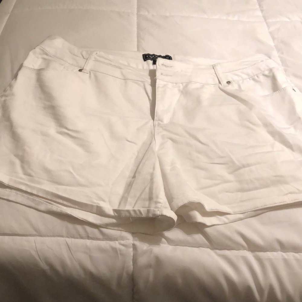 White Cato plus size shorts sz 24 W